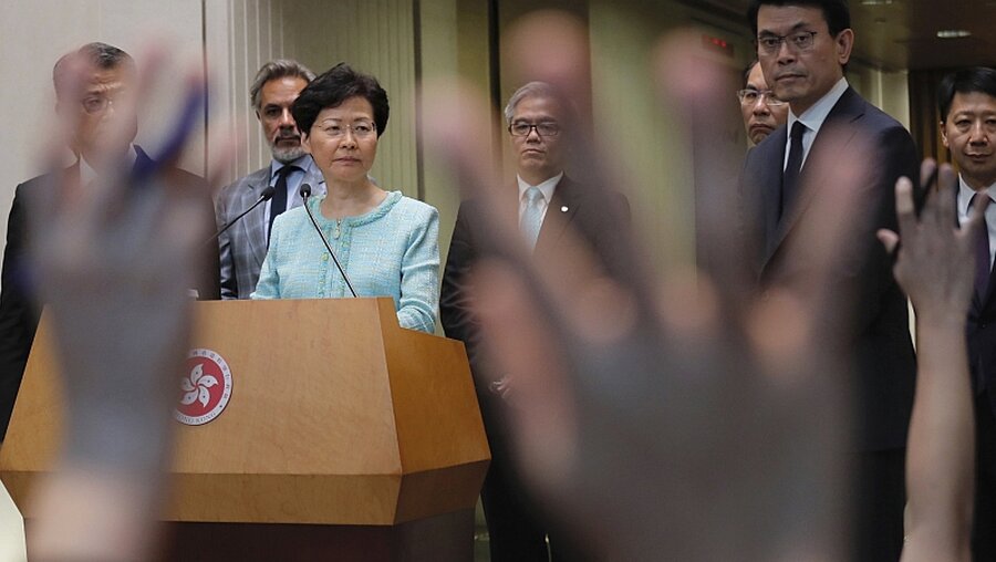 Carrie Lam, Regierungschefin von Hongkong / © Kin Cheung (dpa)