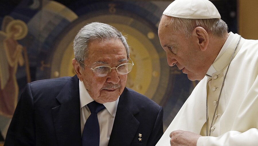 Raul Castro und Papst Franziskus (KNA)