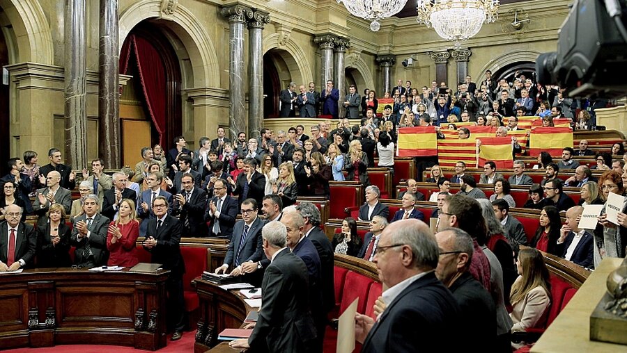 Katalanisches Parlament genehmigt Unabhängigkeitsresolution / © Andreu Dalmau (dpa)