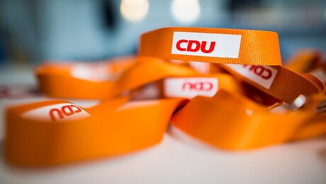 CDU-Logo auf Schlüsselbändern / © Christoph Schmidt (dpa)