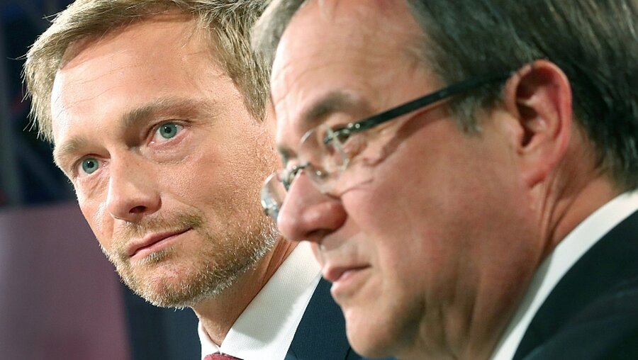 Nach der NRW-Wahl: Laschet (rechts) und Lindner loten ihre Chancen aus / © Christian Charisius (dpa)