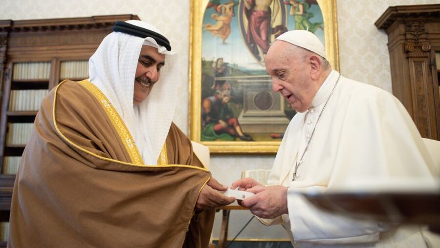 Chalid bin Ahmad Al Chalifa und Papst Franziskus (KNA)