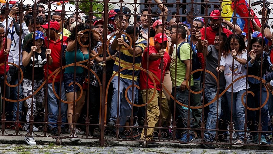 Demonstranten versuchen Parlamentsgebäude zu stürmen / © Cristian Hernández (dpa)