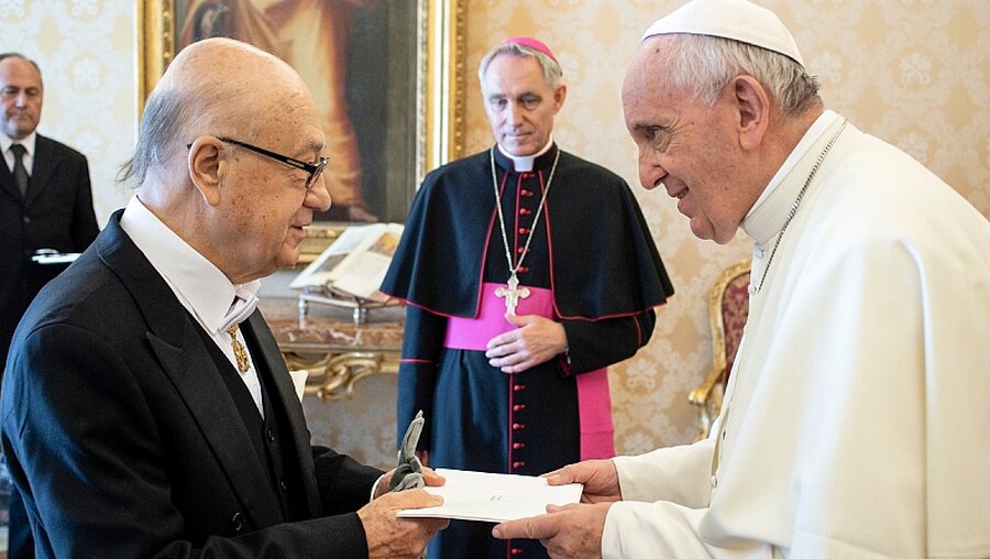Chilenischer Botschafter und Papst Franziskus / © Vatican Media (KNA)
