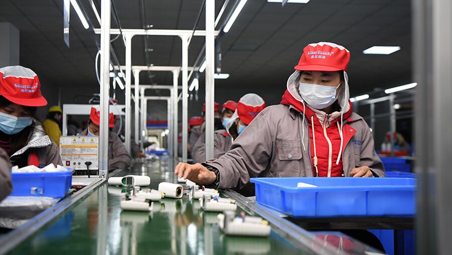 China, Xiangtan: Menschen arbeiten in einer Fabrik am Fließband. Das Lieferkettengesetz soll die Einhaltung von Menschenrechten und Umweltstandards in der Produktion regeln. / © Xue Yuge/XinHua (dpa)