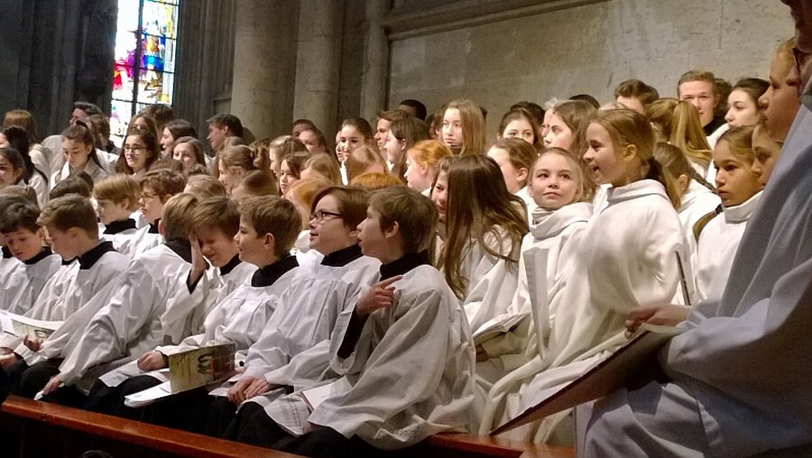 Liebfrauen-Schüler im Jugendchor am Kölner Dom (DR)