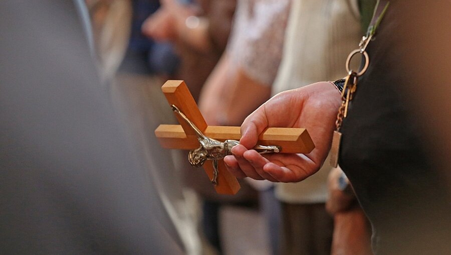 Kreuz in der Hand eines Gläubigen / © Markus Nowak (KNA)