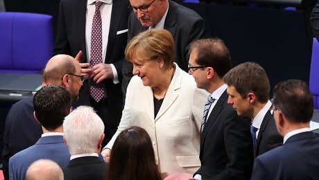 Christian Lindner (3.v.l, FDP) gratuliert Bundeskanzlerin Angela Merkel (M, CDU) nach der Wahl zur Bundeskanzlerin im Reichstagsgebäude. / © Kay Nietfeld (dpa)