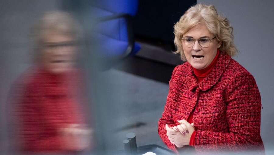 Christine Lambrecht (SPD), Bundesjustizministerin, im Bundestag / © Bernd von Jutrczenka (dpa)