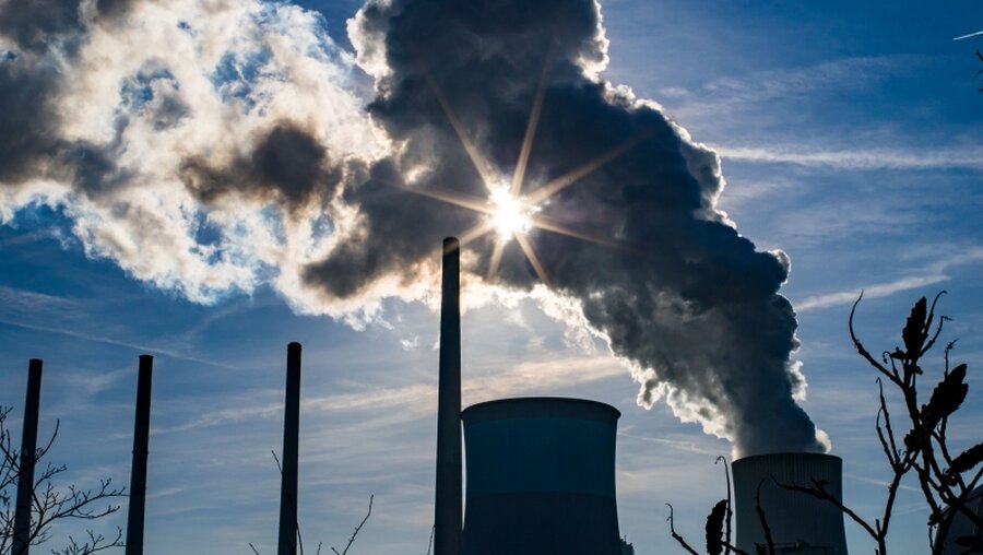 CO2-Emissionen durch ein Kraftwerk / © Frank Rumpenhorst (dpa)