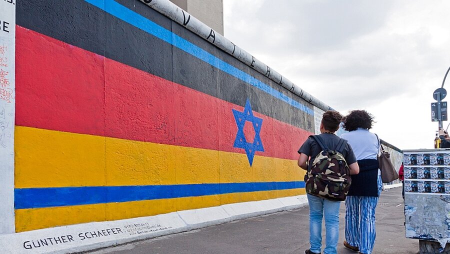 Collage aus deutscher und israelischer Flagge 2014 in der East Side Gallery, Berlin / ©  katatonia82 (shutterstock)