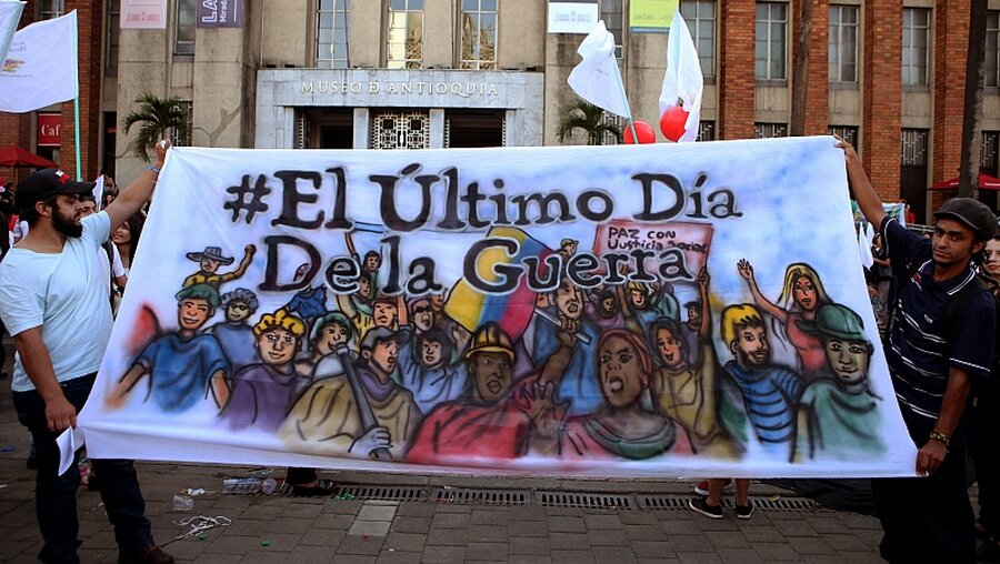 Kolumbianer feiern das Waffenstillstandsabkommen / © Luis Eduardo Noriega (dpa)