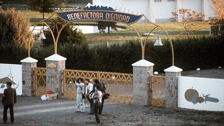  Haupttor der "Colonia Dignidad"-Siedlung, aufgenommen 1988 (dpa)