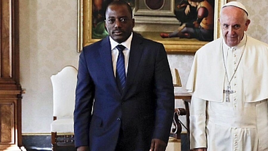 Joseph Kabila bei Papst Franziskus / © Adrew Medichini bei Papst Franziskus (dpa)