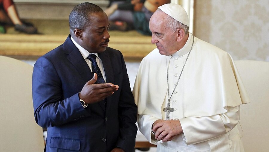 Papst Franziskus bei einer Unterredung mit kongolesischen Präsidenten Joseph Kabila / © Adrew Medichini (dpa)