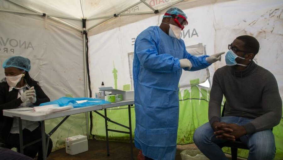 Coronavirus in Südafrika: Ein medizinischer Mitarbeiter erklärt einem Patienten den Coronavirus-Test / © Themba Hadebe (dpa)