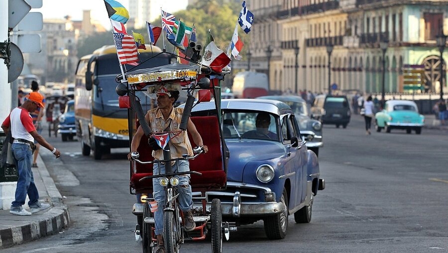 Fahrradtaxi in Havanna auf Kuba (dpa)