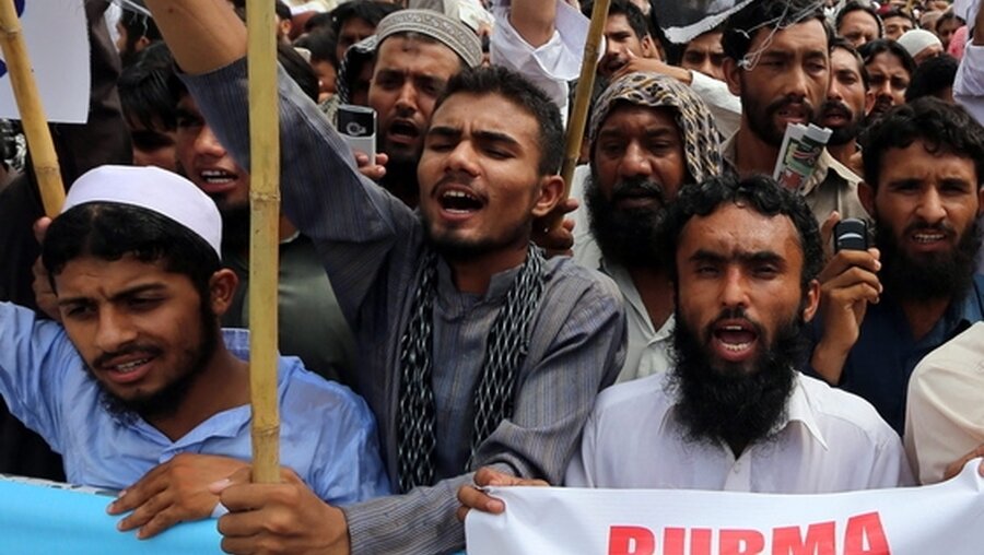 Muslime demonstrieren im pakistanischen Lahore (dpa)