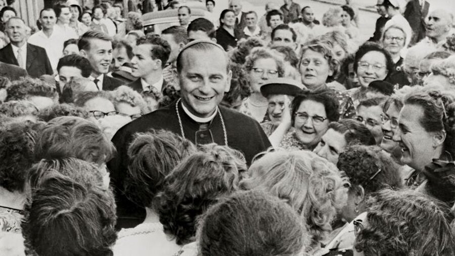 Da damalige Weihbischof Alfred Bengsch im Jahr 1961 (KNA)