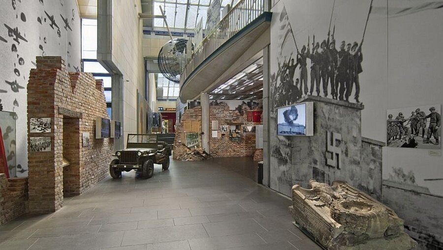 Eingang zur Dauerausstellung im Haus der Geschichte in Bonn / © Axel Thünker (Stiftung Haus der Geschichte)