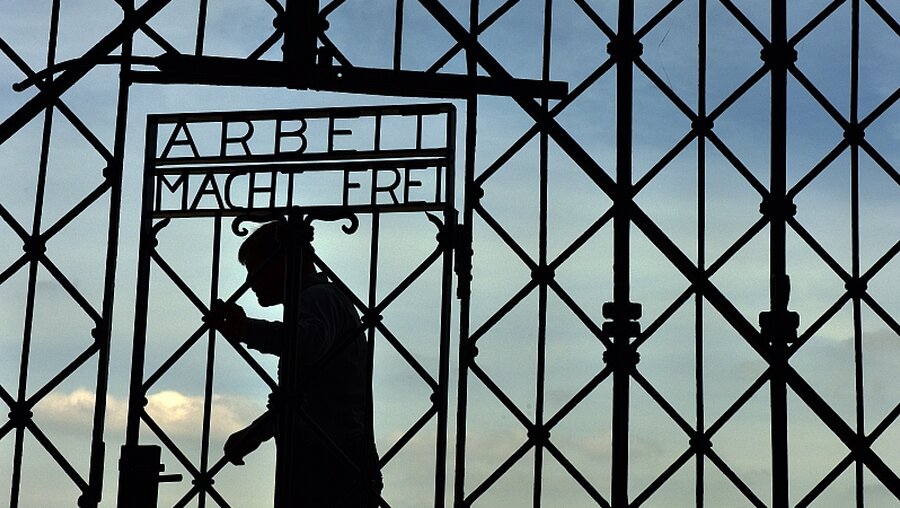 "Arbeit macht Frei"-Tor in Dachau / ©  Peter Kneffel (dpa)