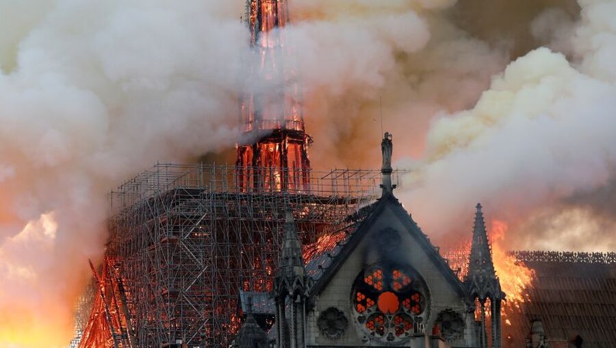 Dachstuhl von Notre Dame in Flammen / © Benoit Tessier (Reuters)