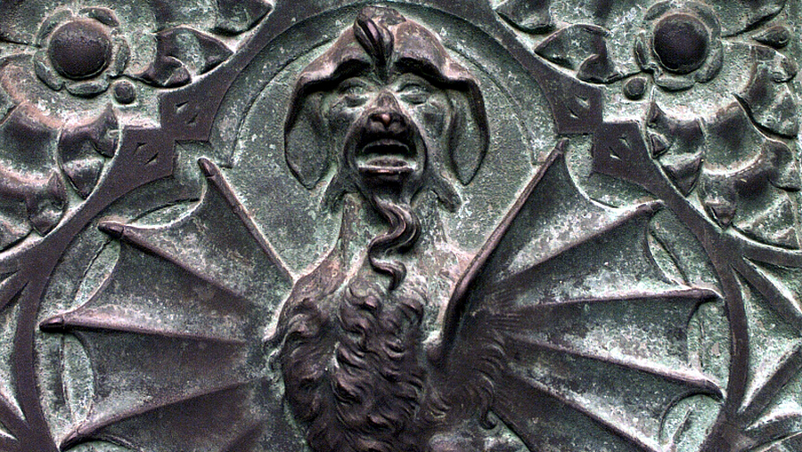 Darstellung eines Dämons am Bronzeportal des Kölner Doms / © Barbara Beyer (KNA)
