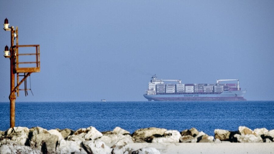 Das Containerschiff Alexander Maersk der dänischen Reedere Maersk Line / © Salvatore Cavalli (dpa)