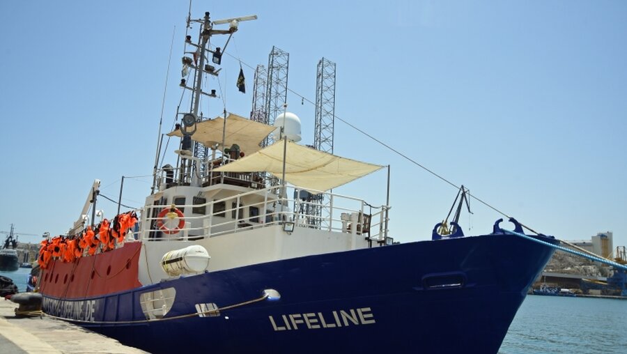 Das deutsche Seenotrettungsschiff "Lifeline" liegt im Hafen von Malta. / © Annette Schneider-Solis (dpa)