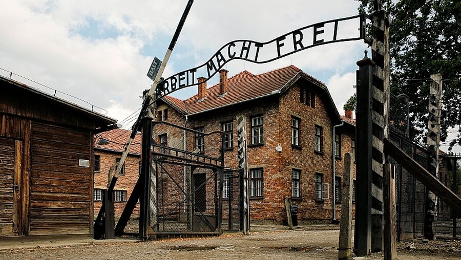 Das Eingangstor mit der Aufschrift "Arbeit macht frei" der KZ-Gedenkstätte Auschwitz-Birkenau  / © Nancy Wiechec (KNA)