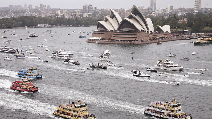 Das Fährenrennen "Ferrython" in Sydney zum australischen Feiertag "Australia Day" / © Rick Rycroft (dpa)