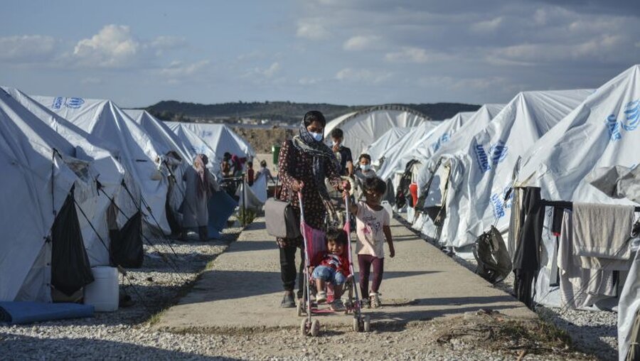 Das Flüchtlingslager "Kara Tepe" auf Lesbos / © Panagiotis Balaskas/AP (dpa)