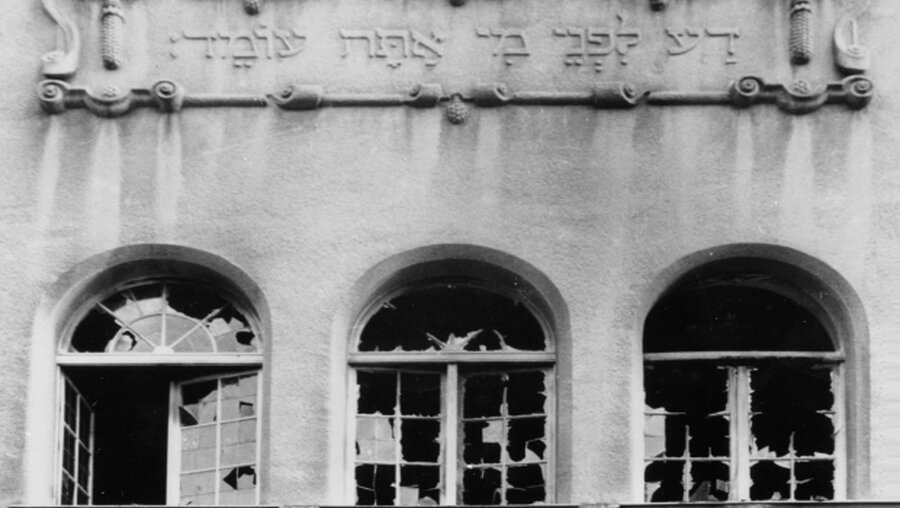 Zerstörte Fenster der Kieler Synagoge nach der Reichspogromnacht (Foto von 1938) / © Stadtarchiv Kiel/Stadtarchiv_kiel (dpa)