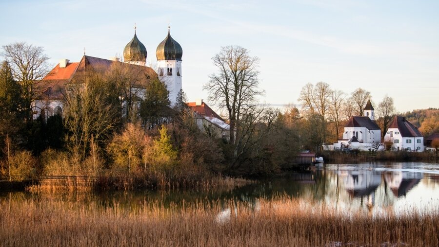 Im Kloster Seeon findet die Winterklausur der CSU-Landesgruppe statt / © Matthias Balk (dpa)