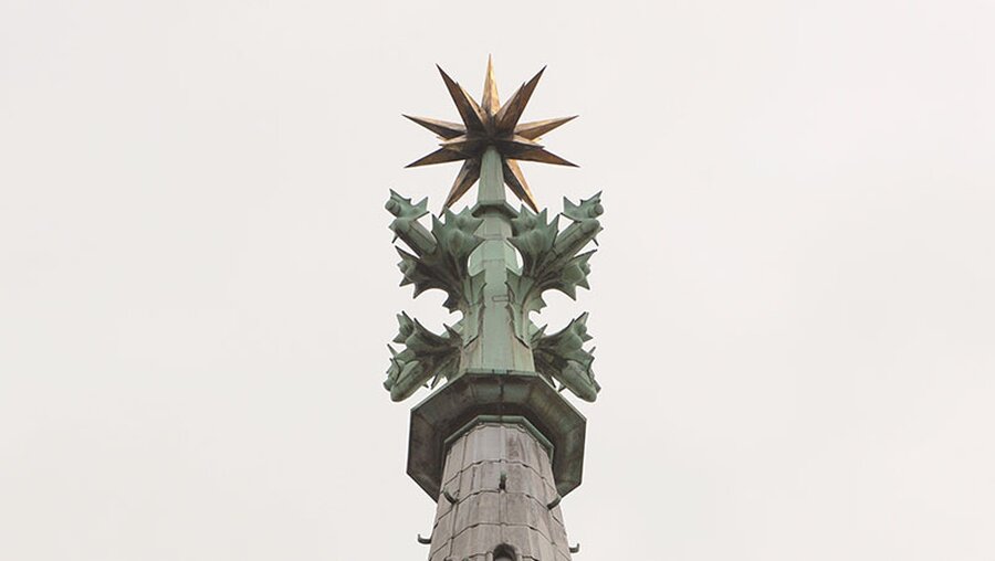 Der Stern von Bethlehem in einer Darstellung auf dem Vierungsturm des Kölner Domes / © Beatrice Tomasetti (DR)
