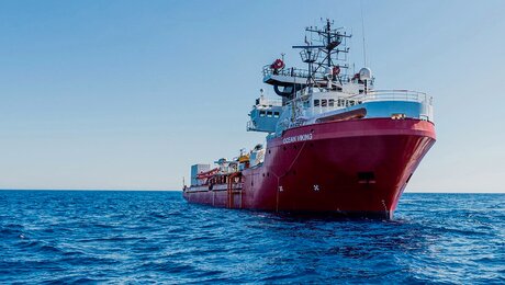 Das private Rettungsschiff "Ocean Viking" der Seenotrettungsorganisation SOS Méditerranée auf dem Mittelmeer / © Flavio Gasperini (dpa)