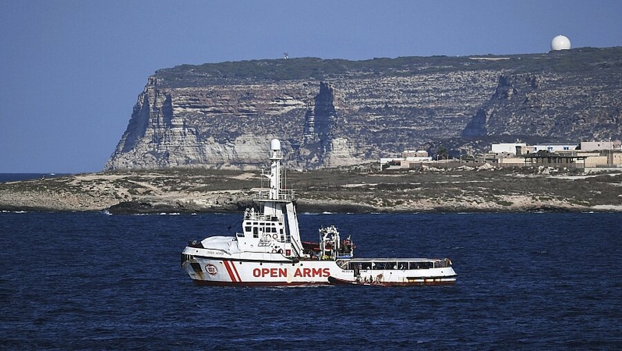 Das Schiff "Open Arms" vor der Küste Lampedusas / © Salvatore Cavalli (dpa)