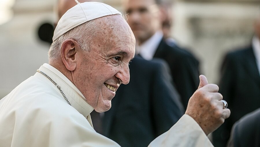 Daumen hoch: Papst Franziskus grüßt die Menschen während der Generalaudienz / © Stefano Dal Pozzolo (KNA)