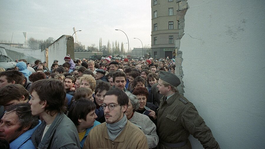 DDR-Bürger strömen am 11.11.1989 durch den neuen Grenzübergang an der Bernauer Straße / © Wolfgang Kumm (dpa)