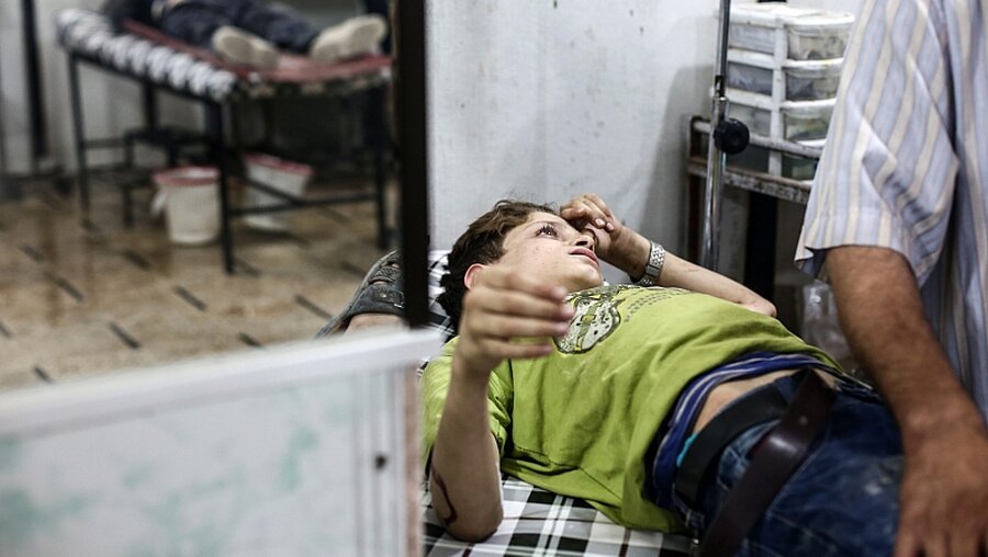 Verletzter Junge in Aleppo / © Mohammed Badra (dpa)