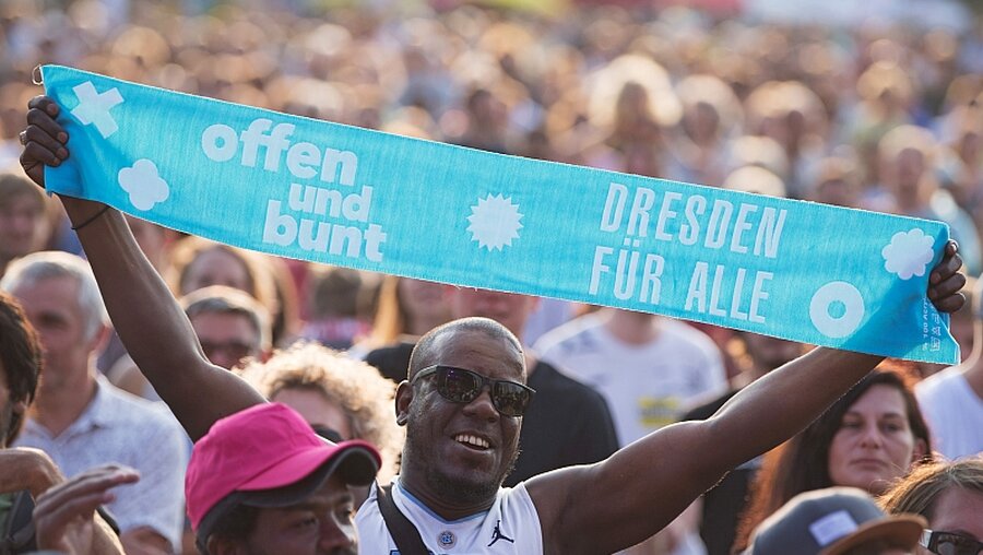 Demo-Banner bei der #unteilbar-Demonstration in Dresden / © Sebastian Kahnert (dpa)