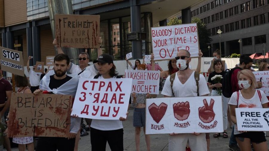 Demo gegen Verletzung der Menschenrechte in Belarus / © Paul Zinken (dpa)