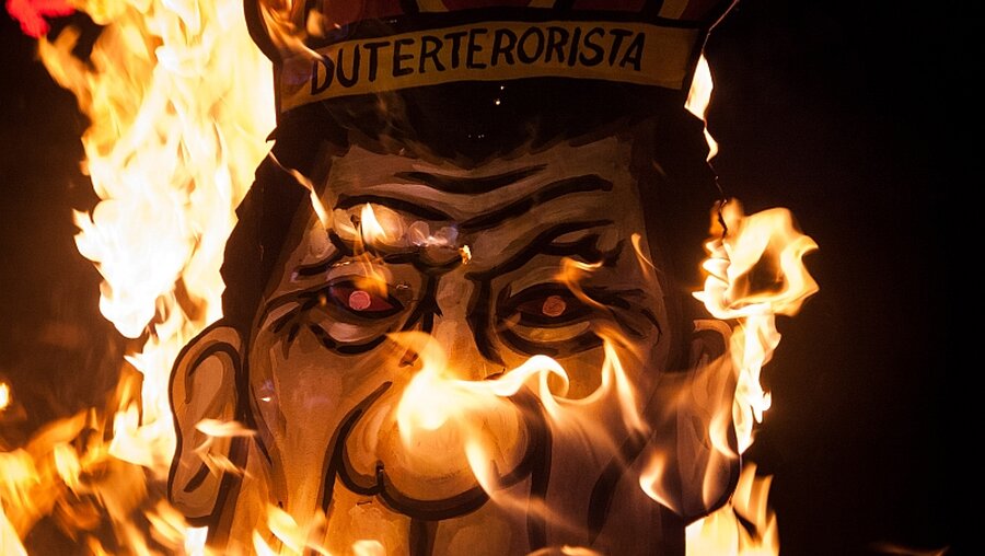Demo in Manila: Eine Figur, die Präsident Duterte darstellen soll, steht in Flammen / © J Gerard Seguia (dpa)