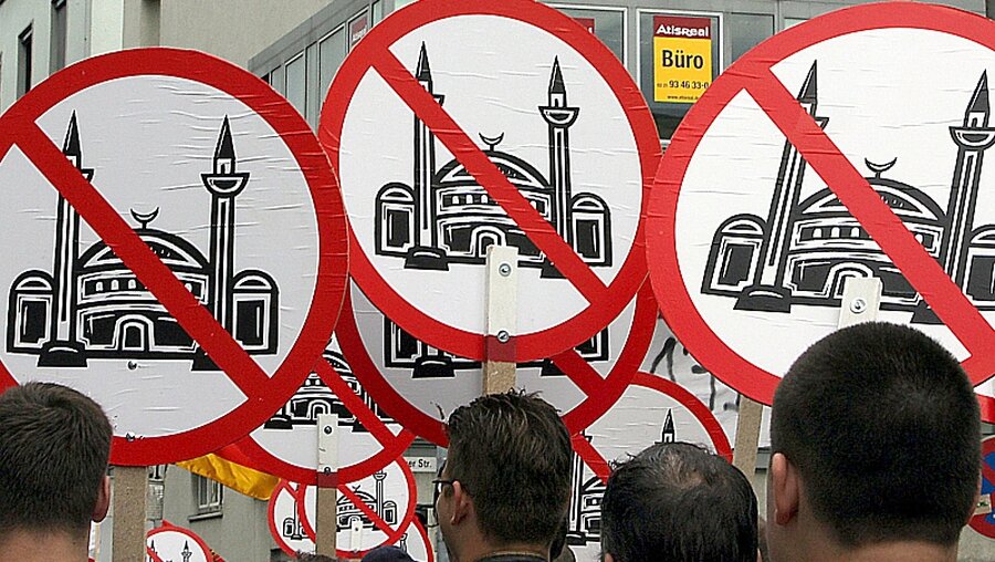 Protest gegen den Bau einer Moschee / © Oliver Berg (dpa)