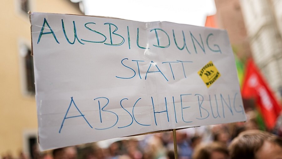 Demo gegen Abschiebungen nach Afghanistan nach dem Vorfall an der Nürnberger Berufsschule  / © Alexander Heinl (dpa)