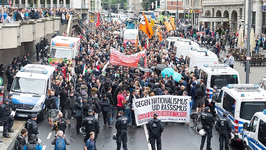 Demonstration von Erdogan-Gegnern in Köln im Sommer 2016 / © Guido Kirchner (dpa)
