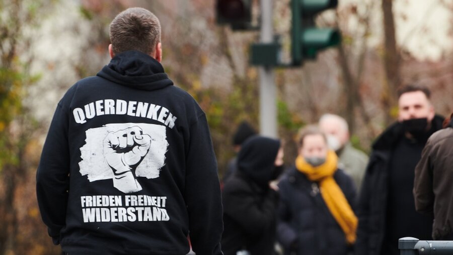 Demonstrant der "Querdenken"-Bewegung / © Annette Riedl (dpa)