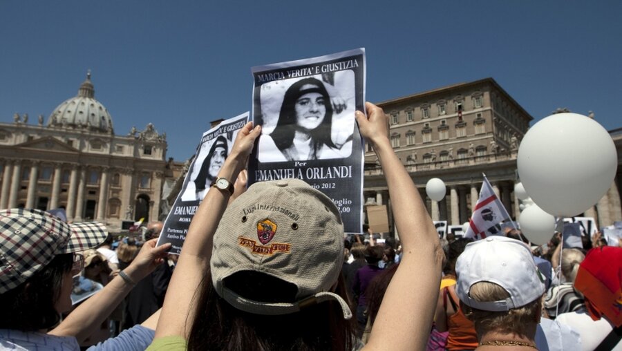 Demonstranten mit Bild der seit 1983 verschwundenen Emanuela Orlandi / © Andrew Medichini (dpa)