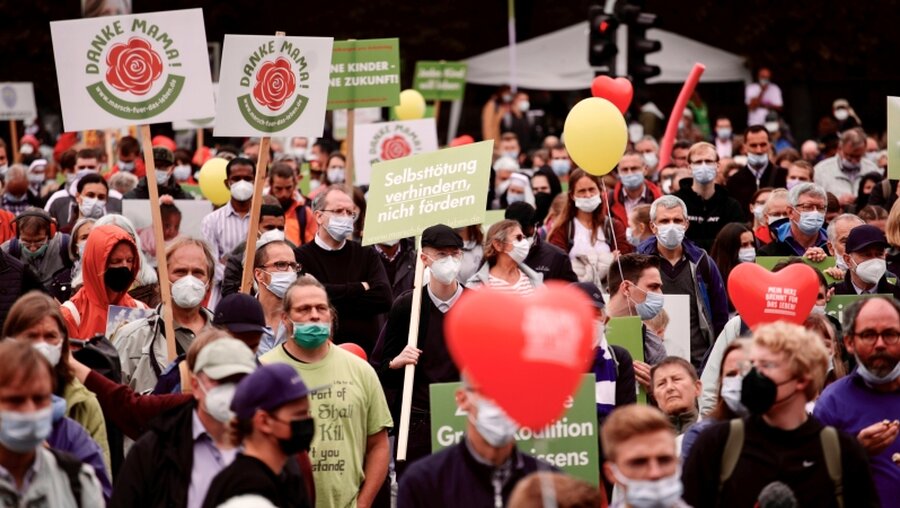 Demonstranten halten rote und grüne Luftballons beim "Marsch für das Leben" gegen Abtreibung und aktive Sterbehilfe. / © Gordon Welters (KNA)