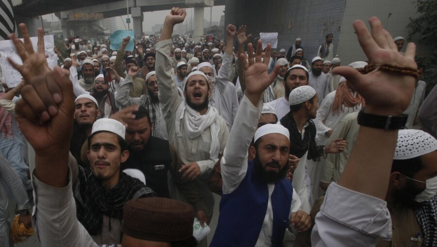 Demonstranten in Pakistan protestieren gegen den Freispruch Asia Bibis / © Muhammad Sajjad (dpa)
